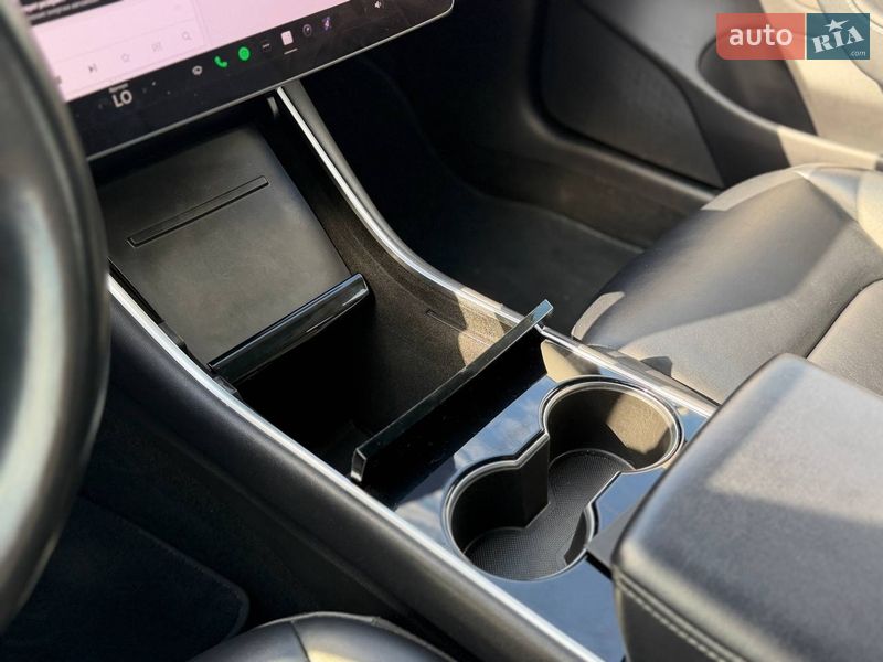 Седан Tesla Model 3 2018 в Львове