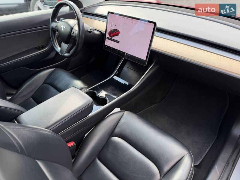 Седан Tesla Model 3 2018 в Львове
