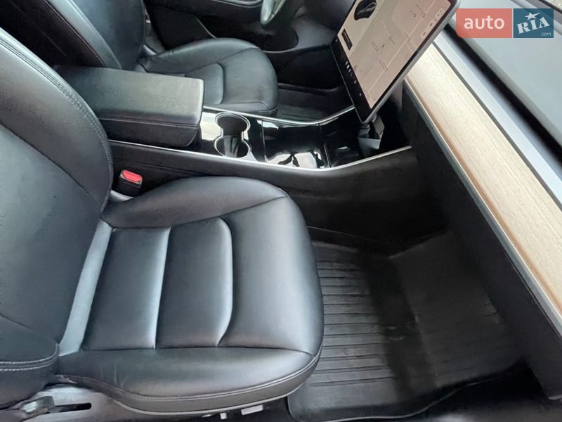 Седан Tesla Model 3 2020 в Тернополе
