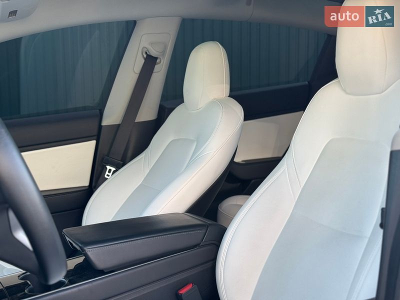 Седан Tesla Model 3 2019 в Киеве