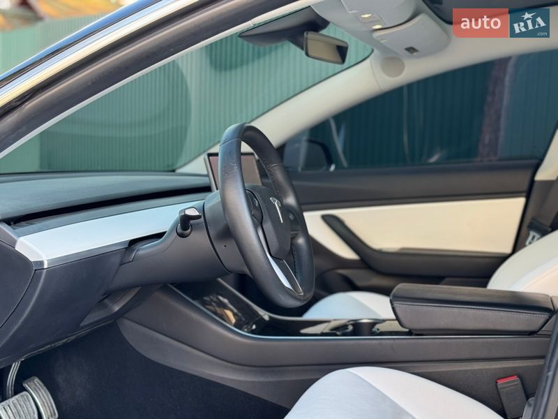 Седан Tesla Model 3 2019 в Киеве