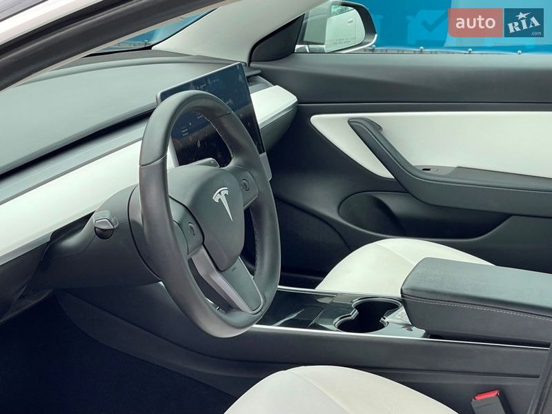 Седан Tesla Model 3 2019 в Киеве