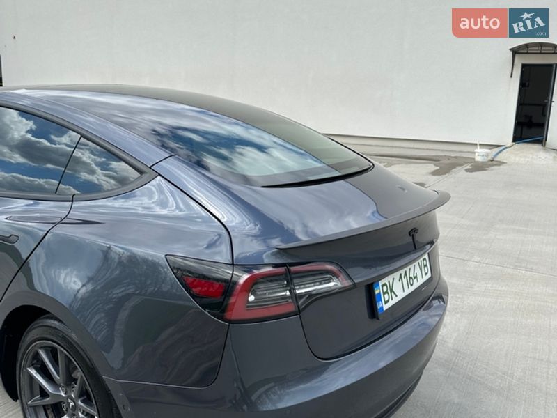 Седан Tesla Model 3 2021 в Луцке