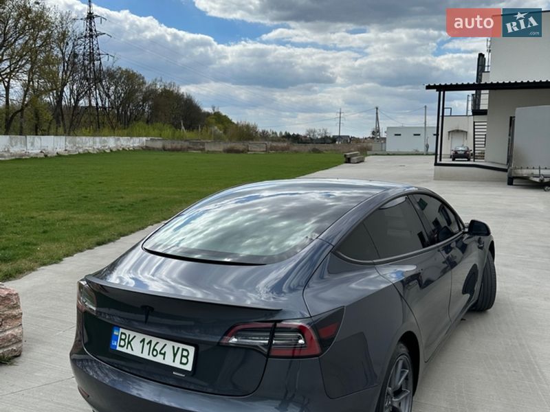 Седан Tesla Model 3 2021 в Луцке