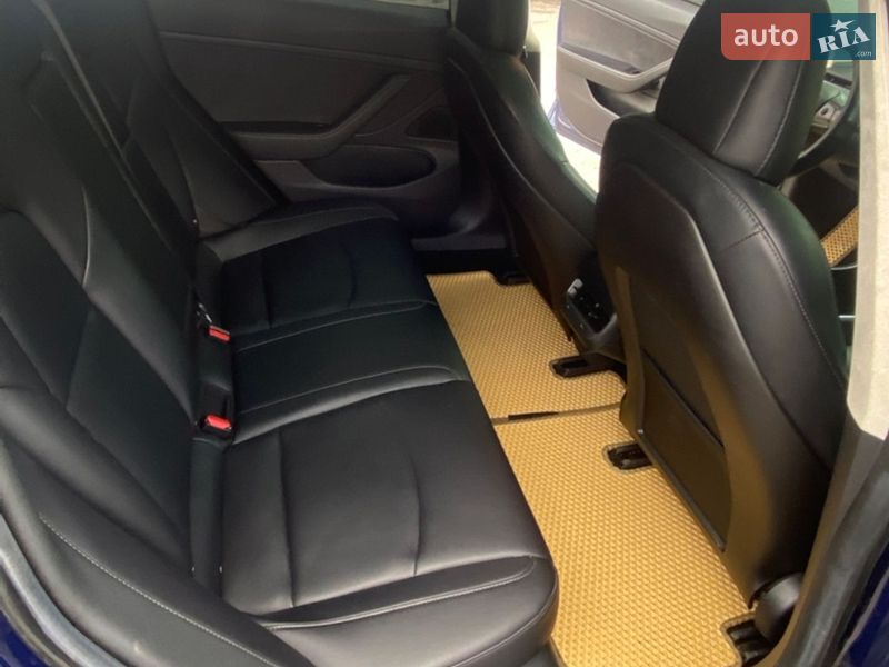 Седан Tesla Model 3 2017 в Валках