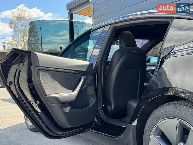 Седан Tesla Model 3 2022 в Ровно