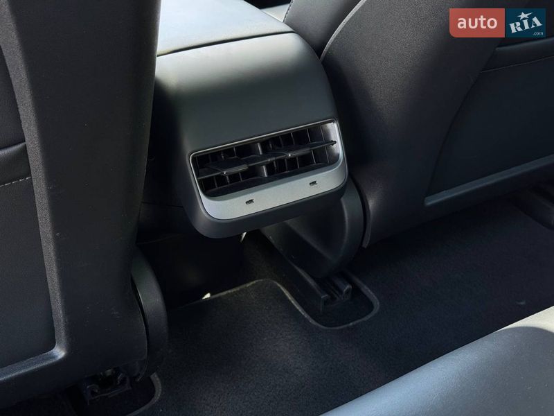 Седан Tesla Model 3 2022 в Ровно