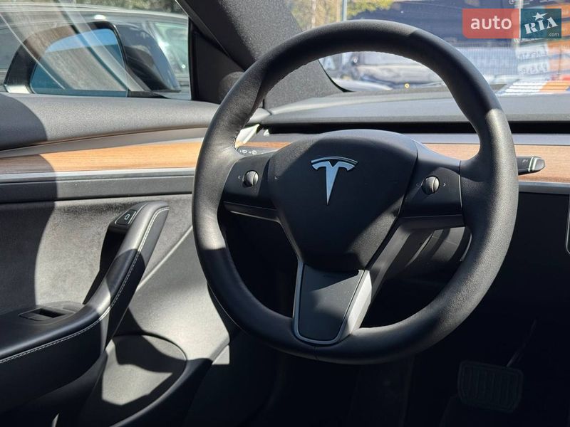 Седан Tesla Model 3 2022 в Ровно
