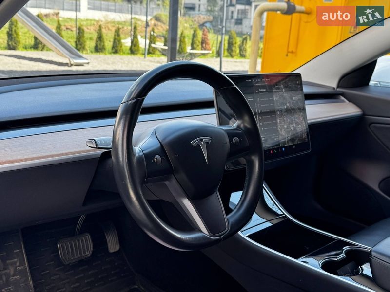 Седан Tesla Model 3 2018 в Львове