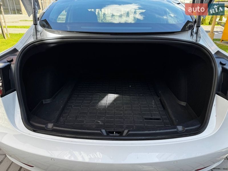 Седан Tesla Model 3 2018 в Львове