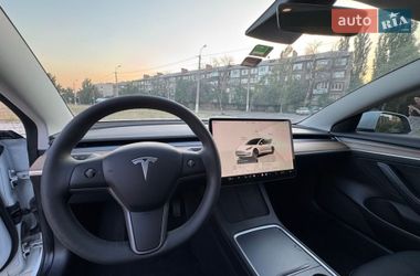 Седан Tesla Model 3 2022 в Бучі