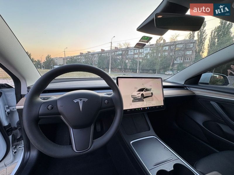 Седан Tesla Model 3 2022 в Бучі