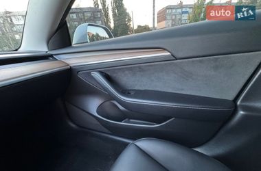 Седан Tesla Model 3 2022 в Бучі