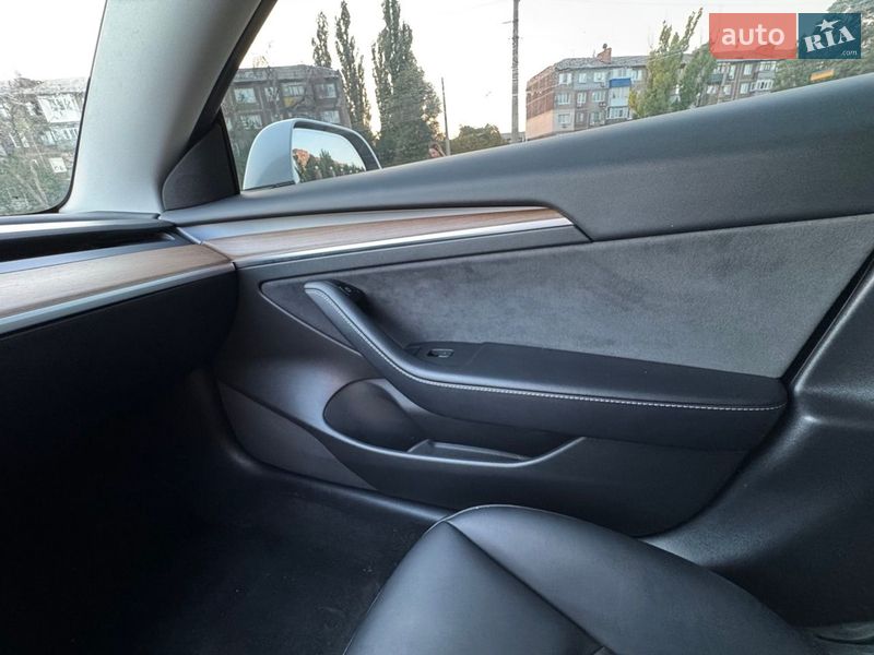 Седан Tesla Model 3 2022 в Бучі