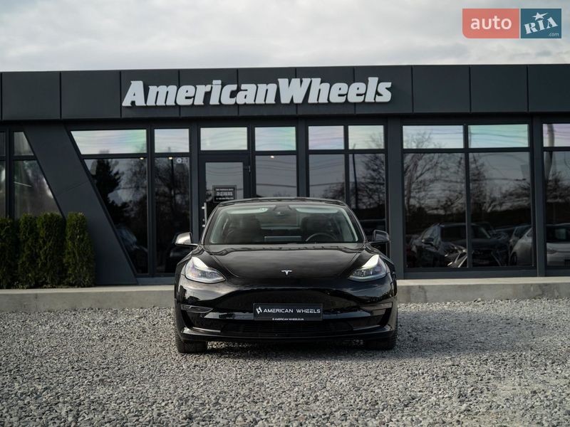 Седан Tesla Model 3 2021 в Черновцах