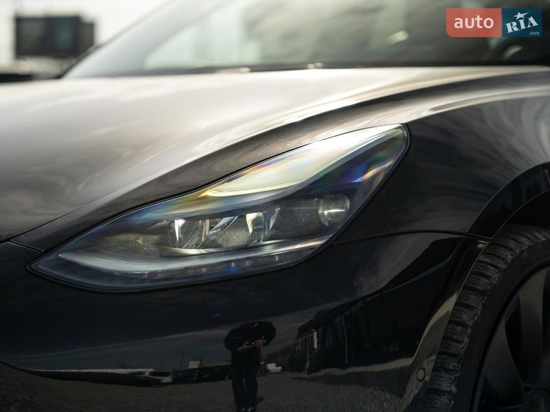 Седан Tesla Model 3 2021 в Черновцах
