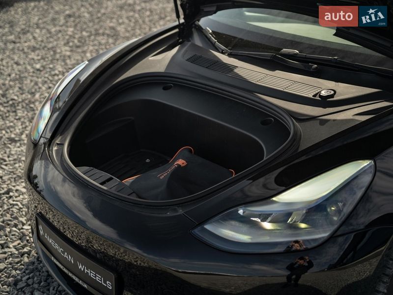 Седан Tesla Model 3 2021 в Черновцах