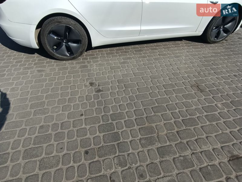 Седан Tesla Model 3 2020 в Львове