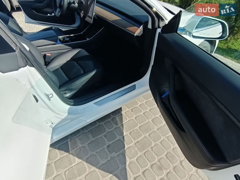 Седан Tesla Model 3 2020 в Львове