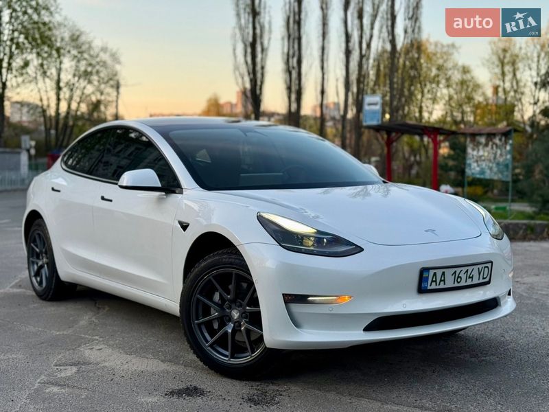 Седан Tesla Model 3 2021 в Киеве