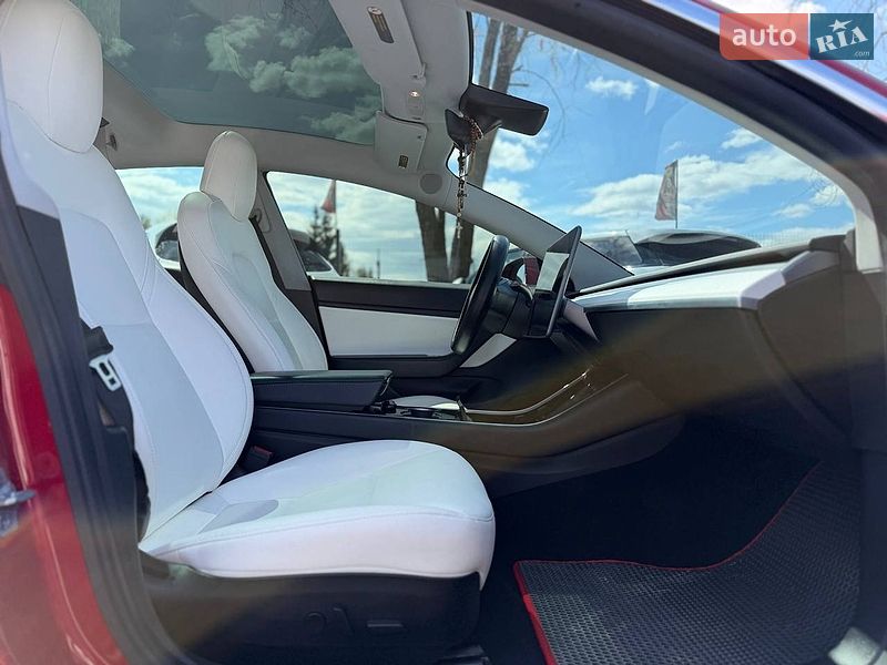 Седан Tesla Model 3 2020 в Львове