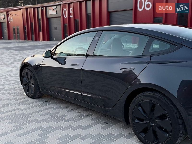 Седан Tesla Model 3 2024 в Львове