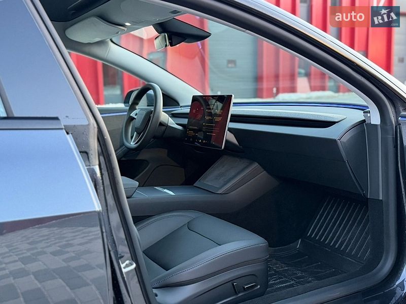 Седан Tesla Model 3 2024 в Львове