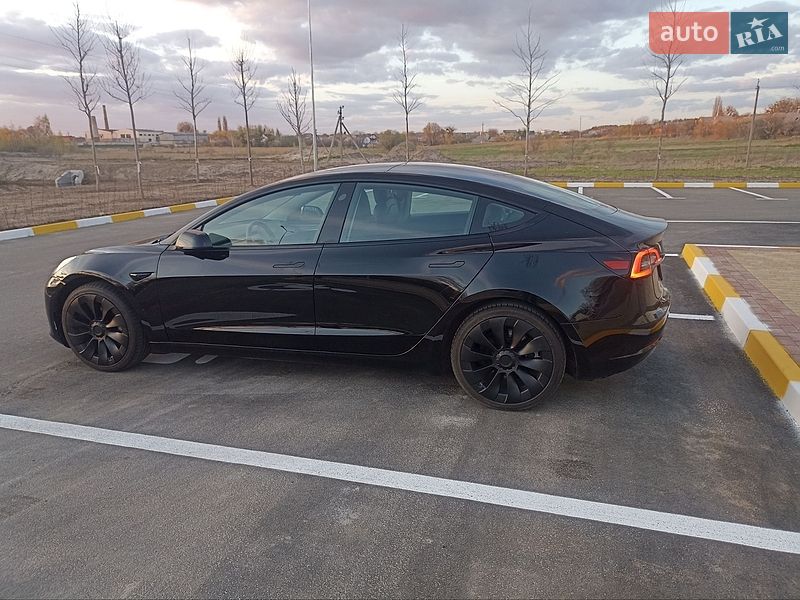 Седан Tesla Model 3 2022 в Буче