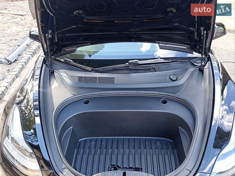 Седан Tesla Model 3 2022 в Буче