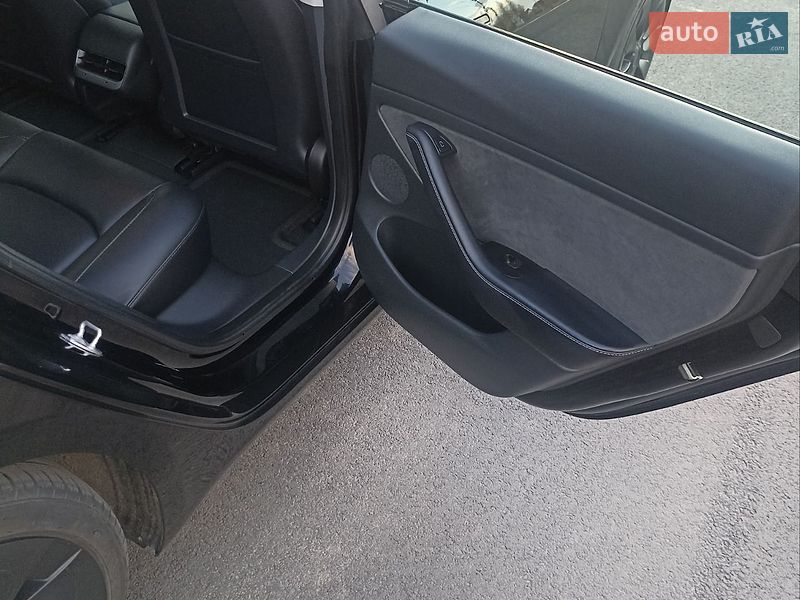 Седан Tesla Model 3 2022 в Буче