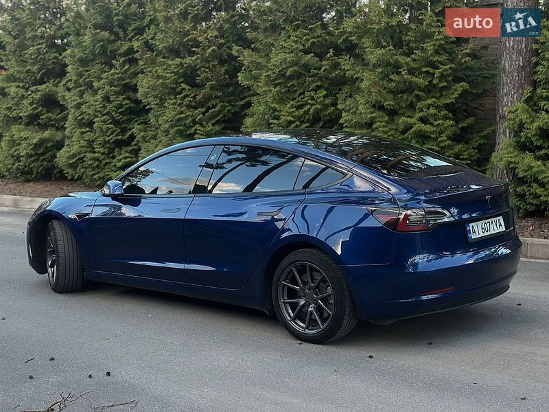 Седан Tesla Model 3 2021 в Киеве