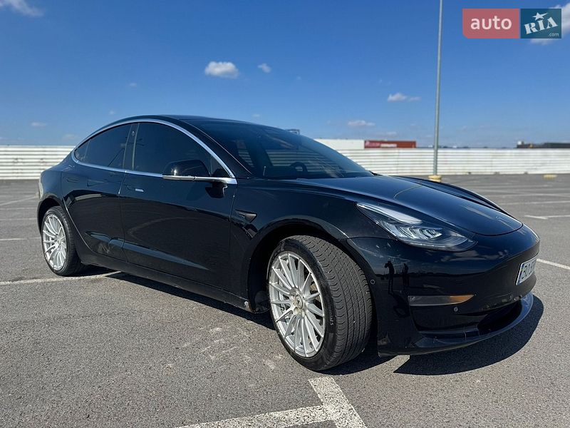 Седан Tesla Model 3 2018 в Львові