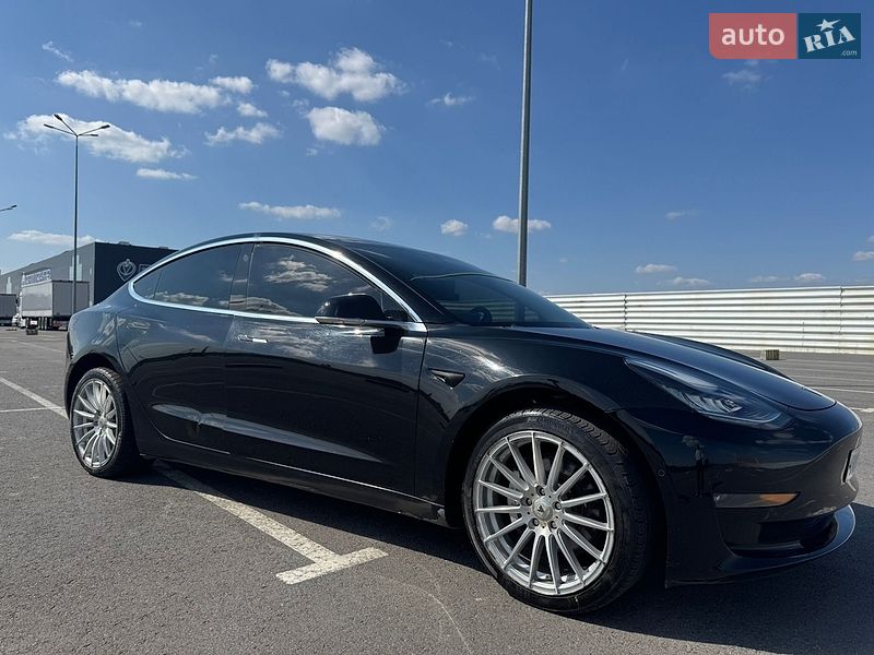 Седан Tesla Model 3 2018 в Львові