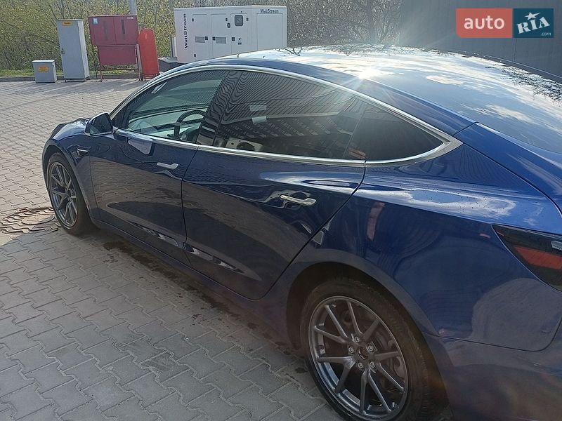 Седан Tesla Model 3 2020 в Киеве