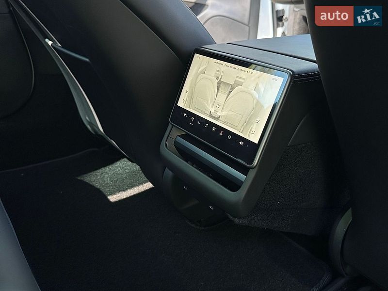 Седан Tesla Model 3 2025 в Киеве