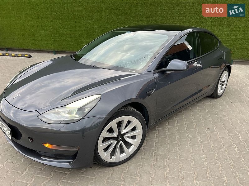 Седан Tesla Model 3 2021 в Киеве