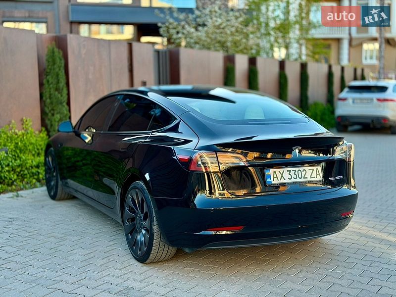 Седан Tesla Model 3 2022 в Черновцах