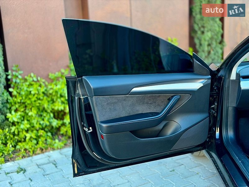 Седан Tesla Model 3 2022 в Черновцах