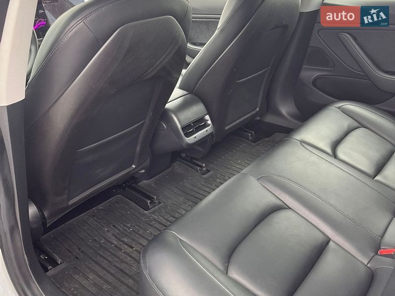 Седан Tesla Model 3 2019 в Ровно