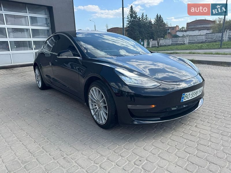 Седан Tesla Model 3 2018 в Львові