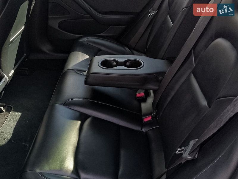 Седан Tesla Model 3 2020 в Львове