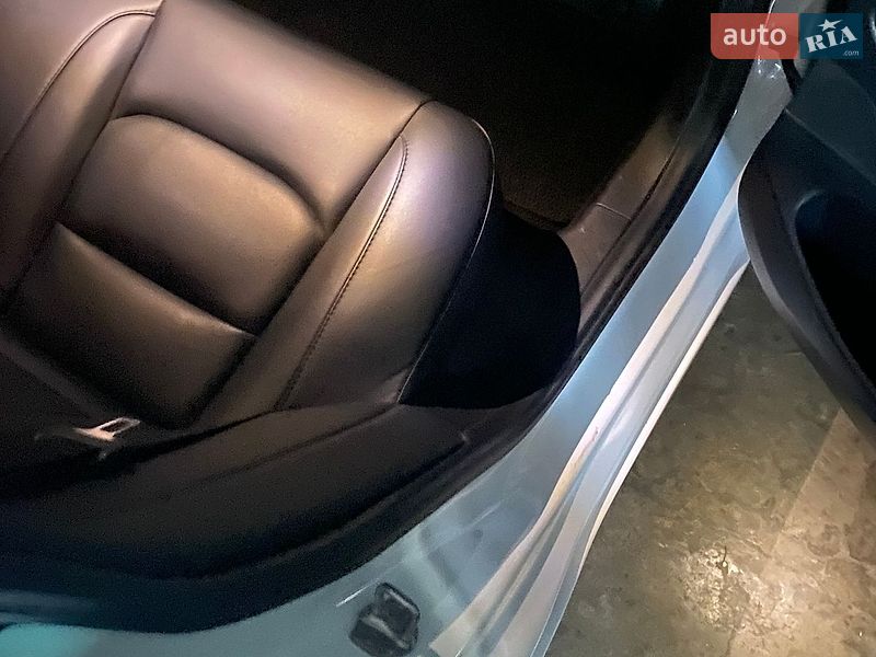 Седан Tesla Model 3 2021 в Луцке