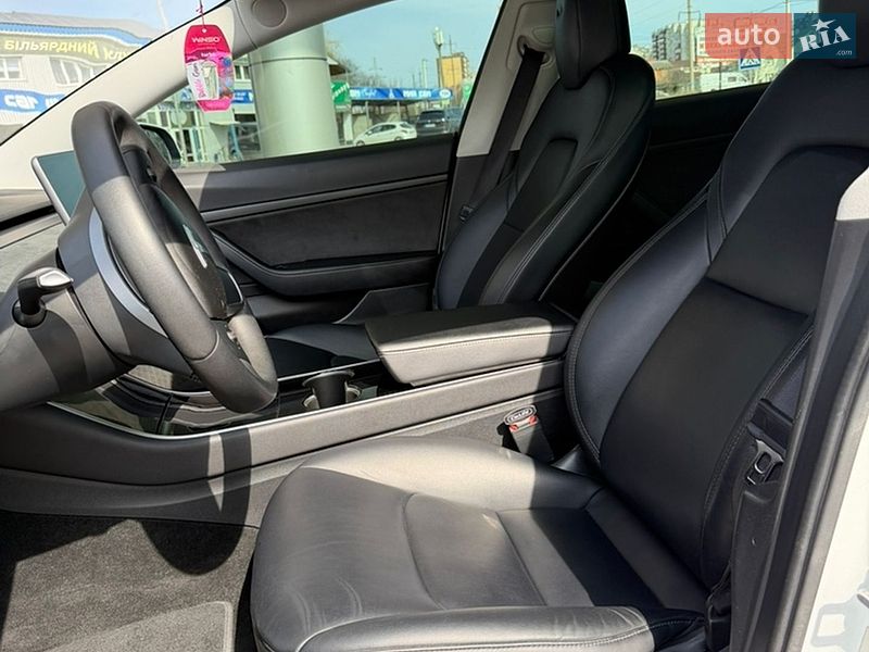 Седан Tesla Model 3 2019 в Киеве