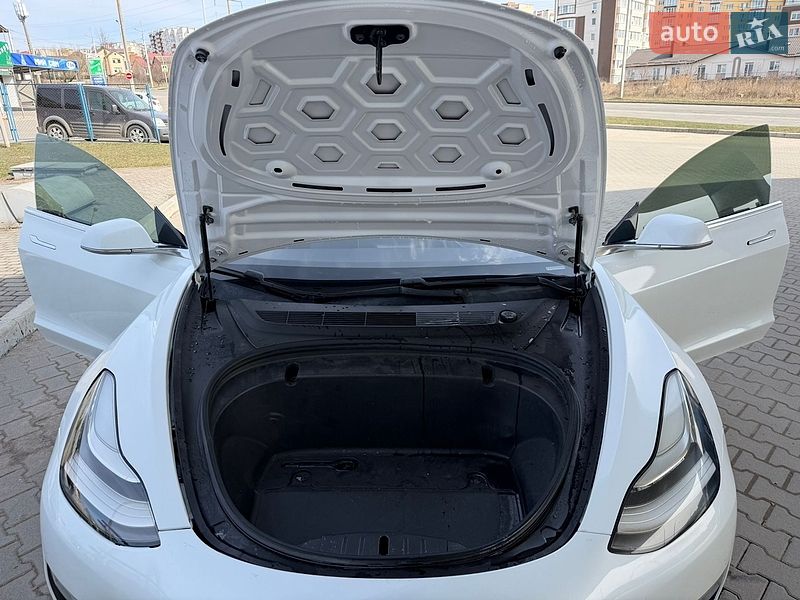Седан Tesla Model 3 2019 в Киеве