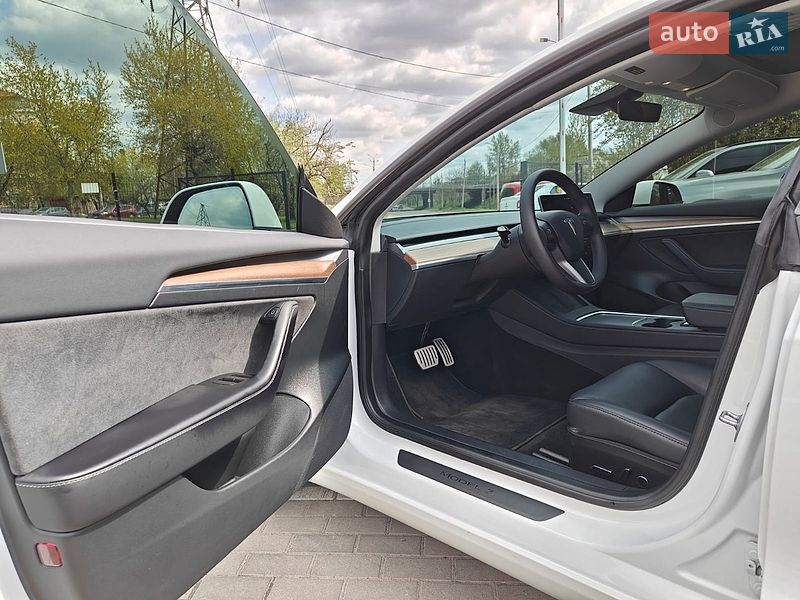 Седан Tesla Model 3 2023 в Львове