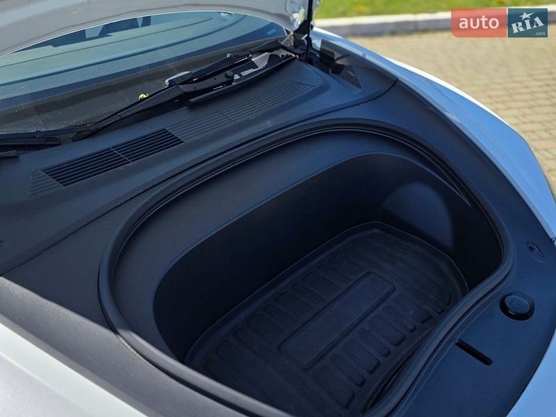 Седан Tesla Model 3 2025 в Одессе