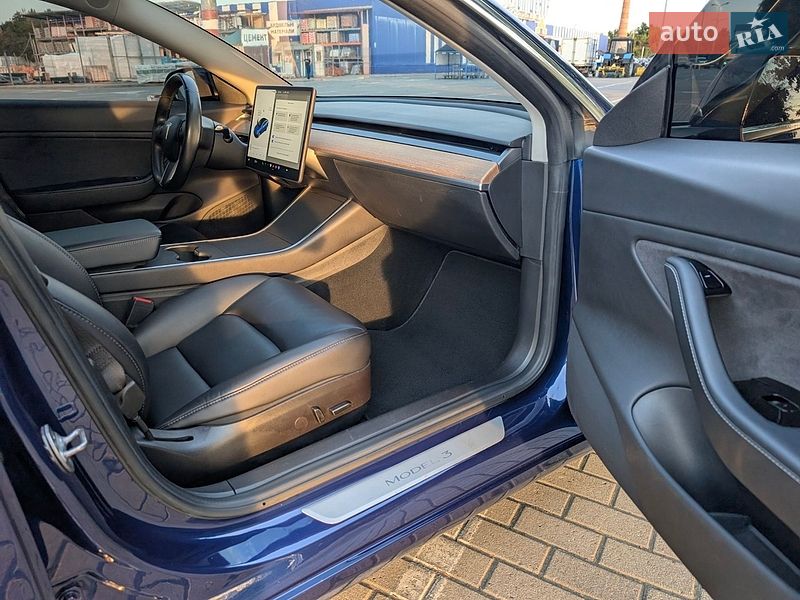 Седан Tesla Model 3 2018 в Львові