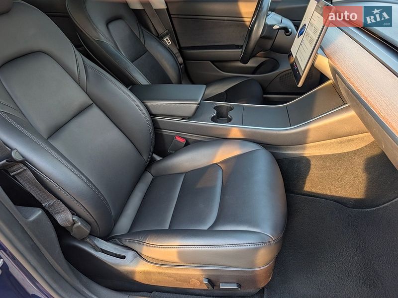Седан Tesla Model 3 2018 в Львові
