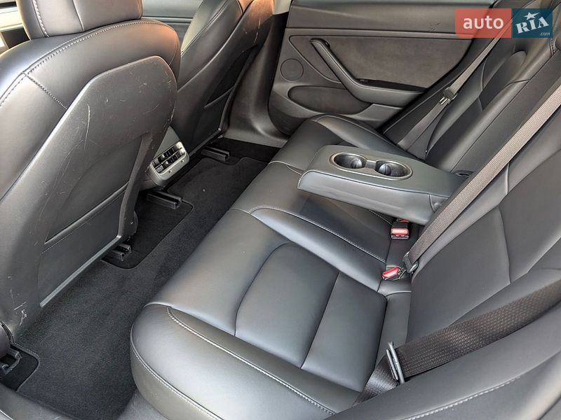 Седан Tesla Model 3 2018 в Львові