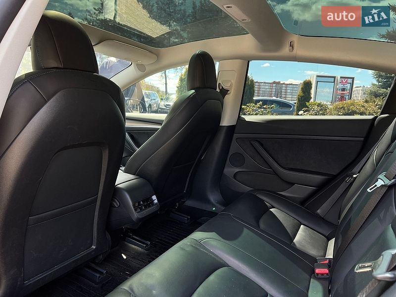 Седан Tesla Model 3 2021 в Львові